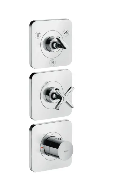 Thermostatmodul mit drei Drehknöpfen und Rosetten in Edelstahloptik, montiert für die Steuerung von Wasserverbrauchern, Marke AXOR.